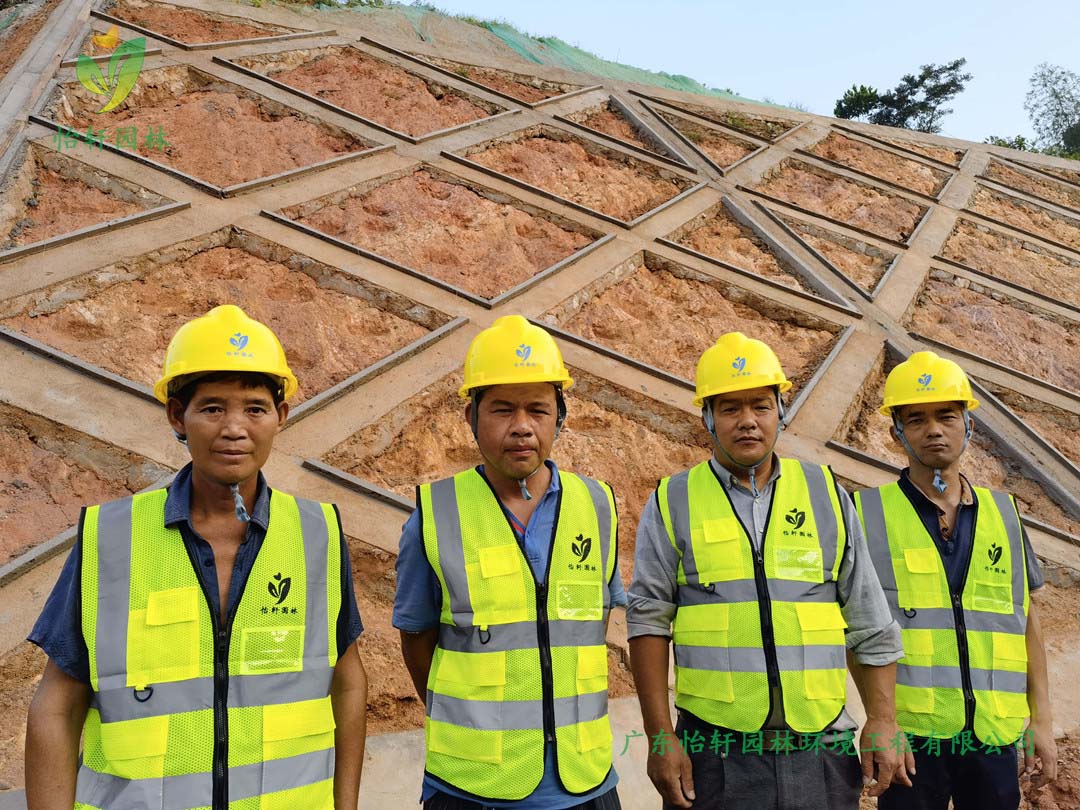 九游會(huì)J9園林綠化公司邊坡綠化工程施工人員合影